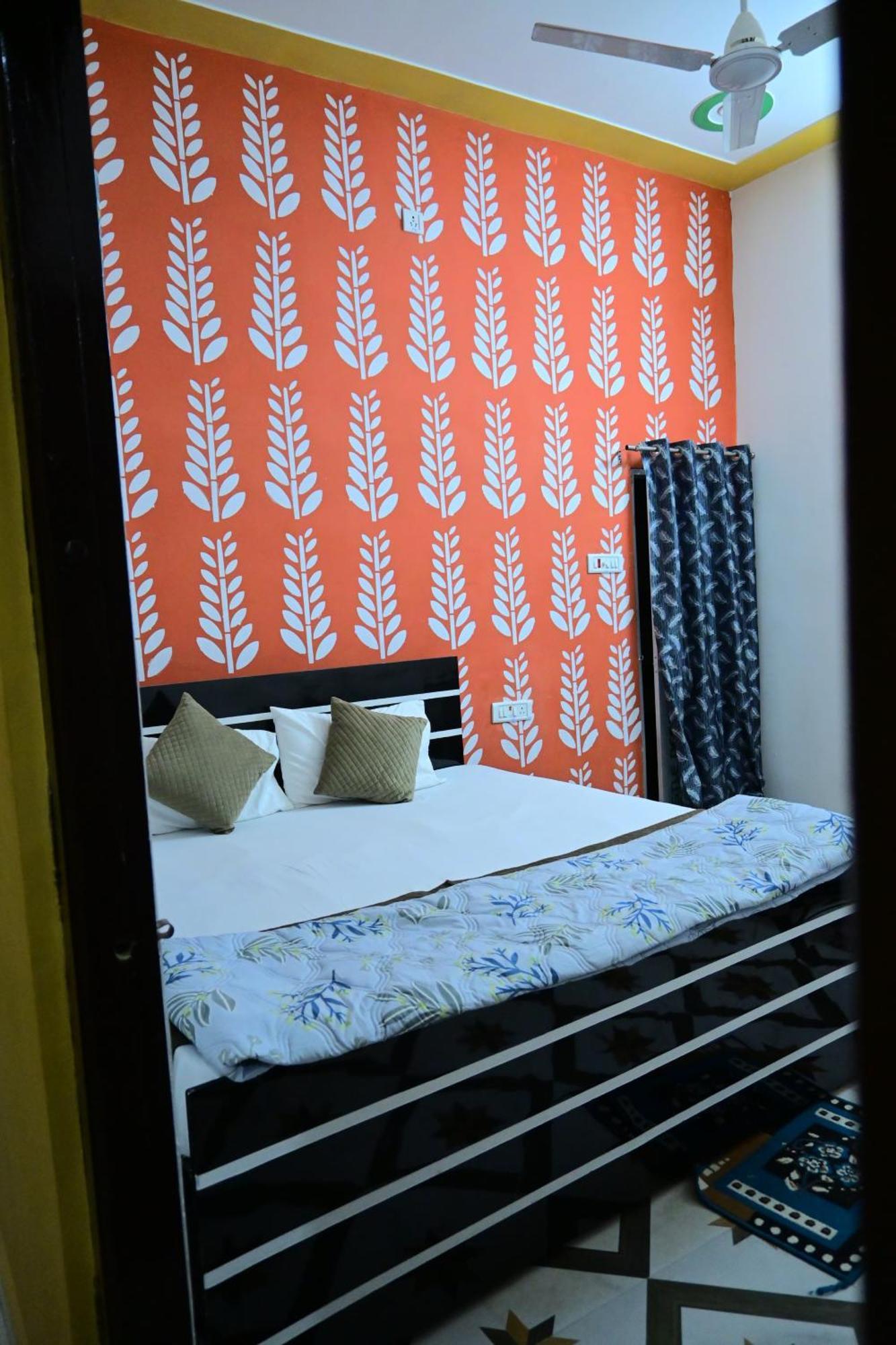 Homestay Pandit Ji Palace And Restaurant *