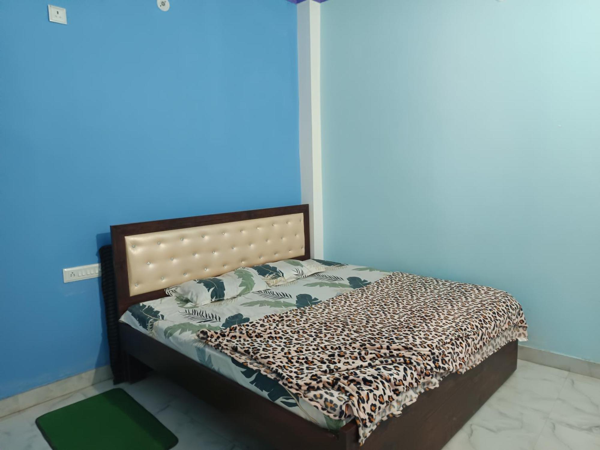 Awadh Dham Guest house *