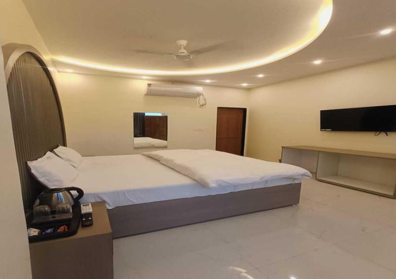 R.raghavam Hotel *