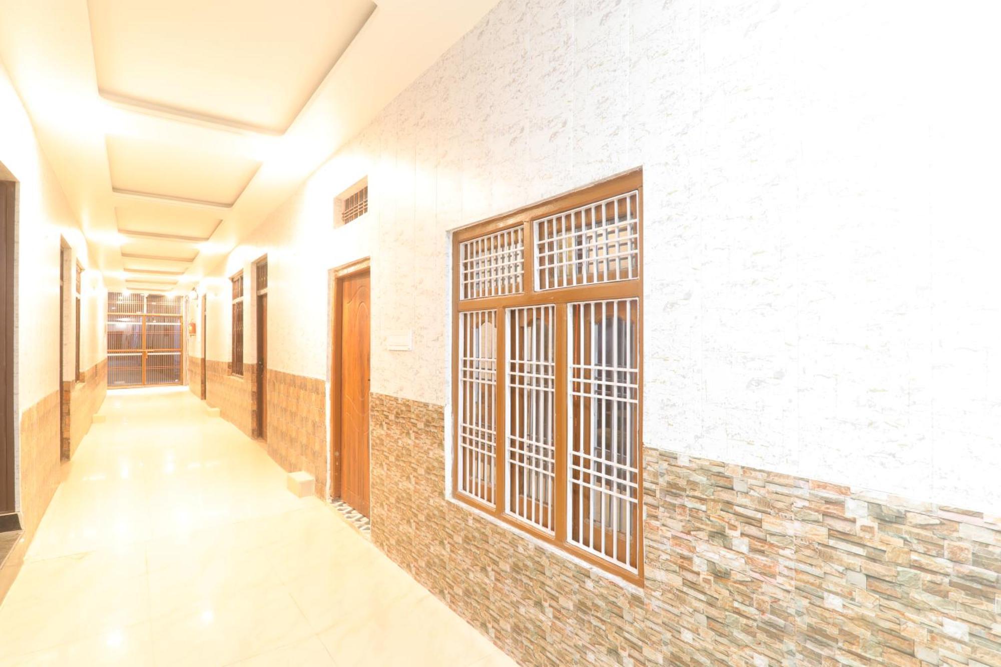 Hotel Ramayan Premium Family With Free Pickup From Dham Railway Station 2*