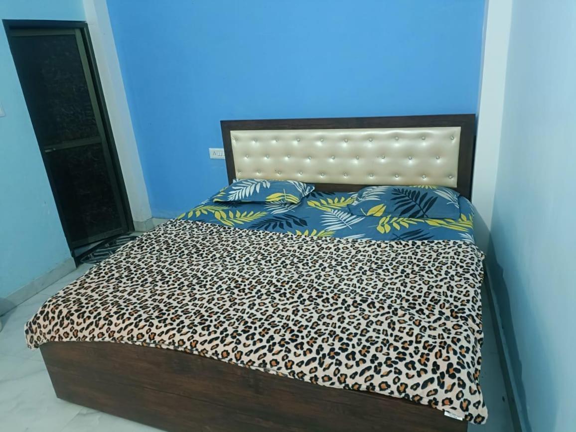 Awadh Dham Guest house *
