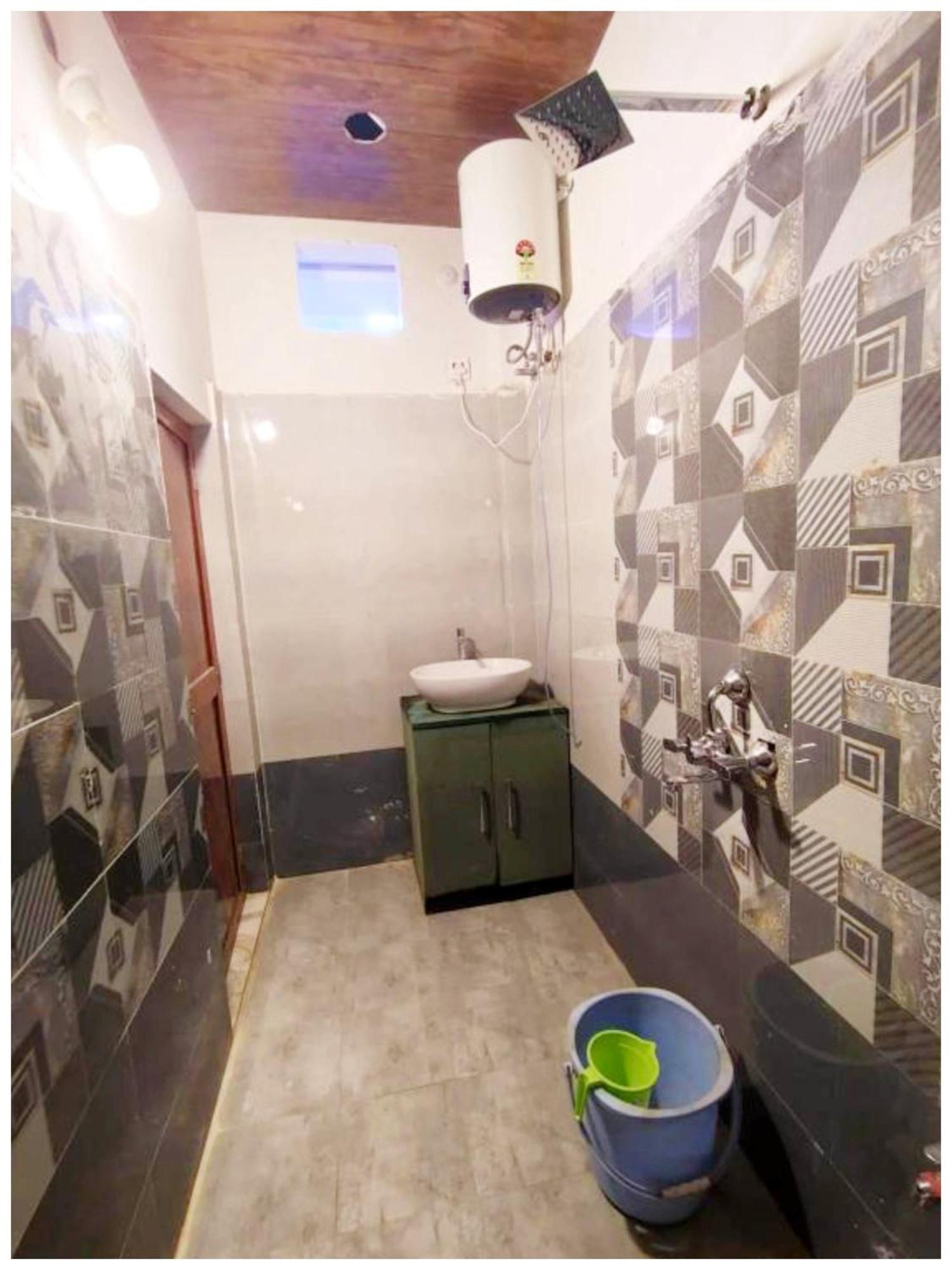 A Premium Nirmala Palace Near Shri Ram Janmabhoomi And Hanuman Garhi - Railway Station - Restaurant & Parking Facilities - Prime Location With Luxury And Spacious - Book Now 3* Ayodhya