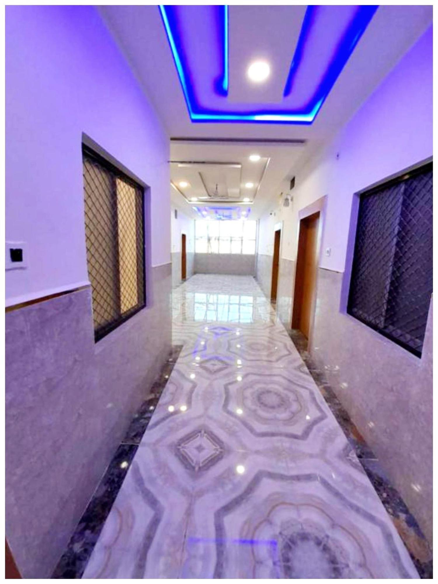 Hotel A Premium Nirmala Palace Near Shri Ram Janmabhoomi And Hanuman Garhi - Railway Station - Restaurant & Parking Facilities - Prime Location With Luxury And Spacious - Book Now 3*
