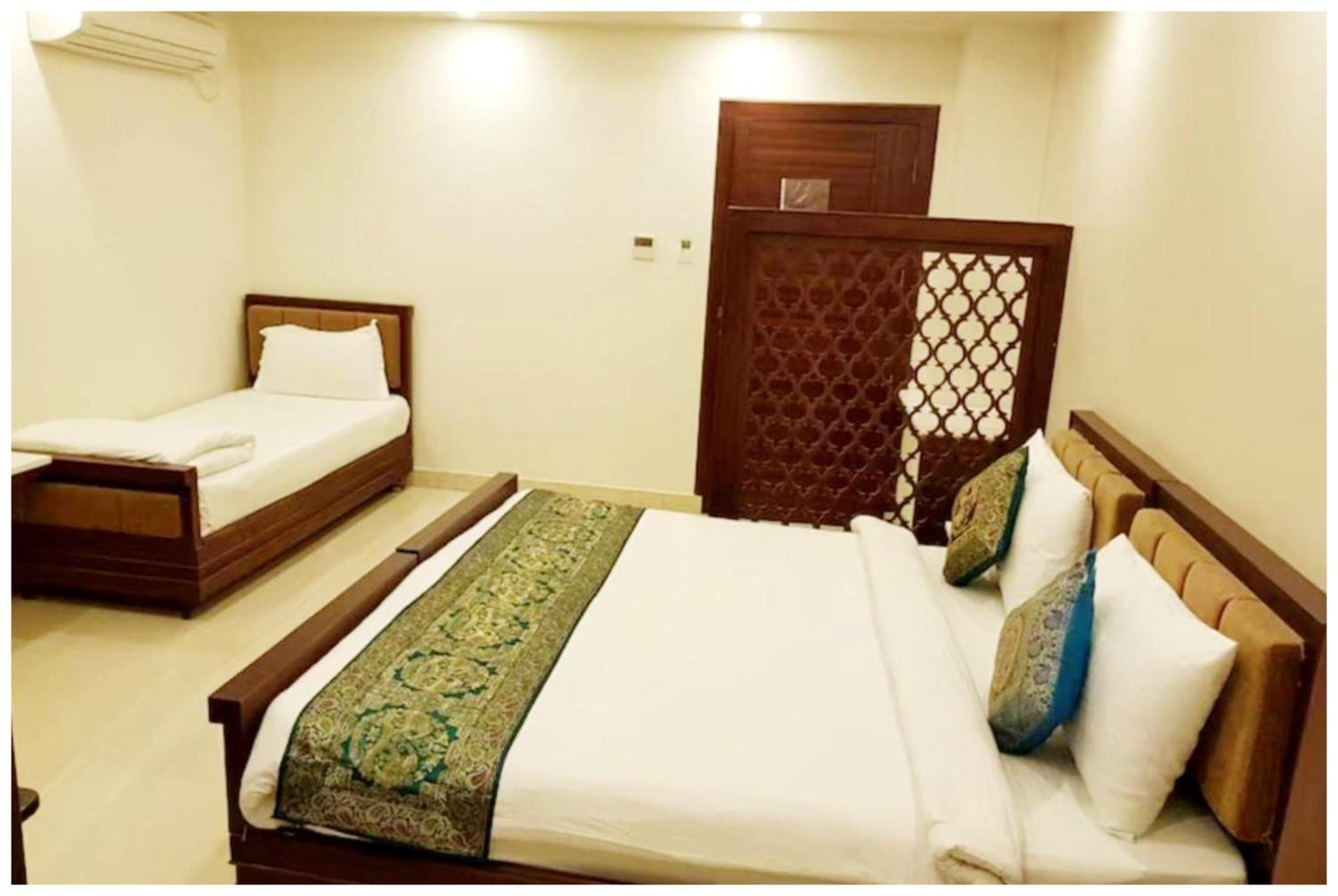 A Premium Nirmala Palace Near Shri Ram Janmabhoomi And Hanuman Garhi - Railway Station - Restaurant & Parking Facilities - Prime Location With Luxury And Spacious - Book Now Hotel 3*