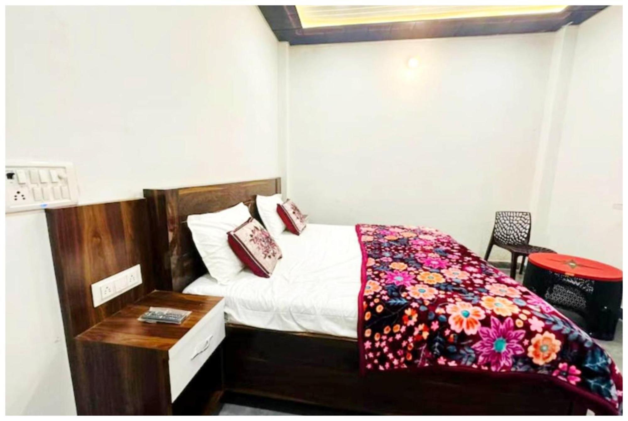A Premium Nirmala Palace Near Shri Ram Janmabhoomi And Hanuman Garhi - Railway Station - Restaurant & Parking Facilities - Prime Location With Luxury And Spacious - Book Now 3*