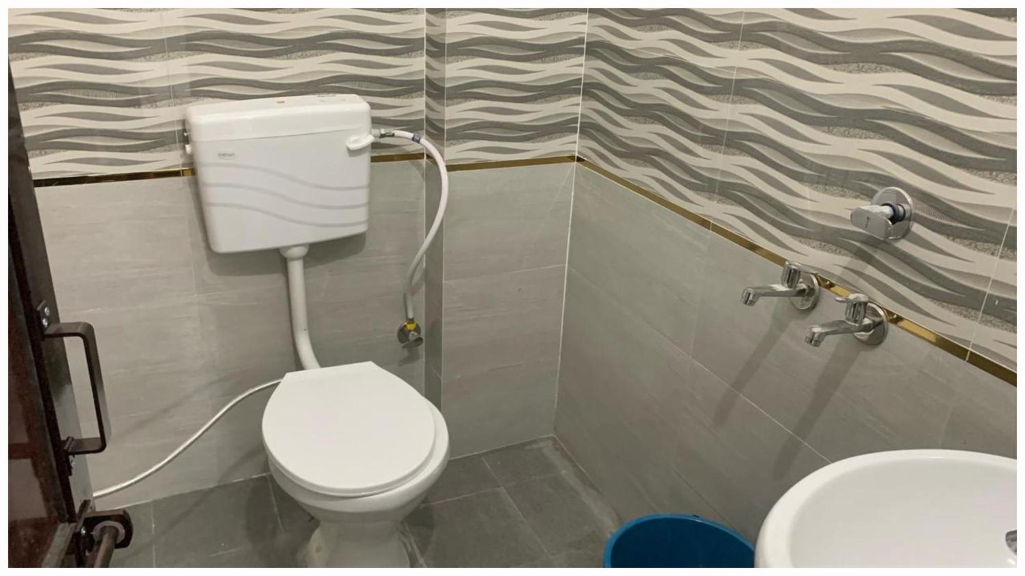 A Premium Kanha Shiva - Near Ghagra River - Dham - In Hotel Ayodhya