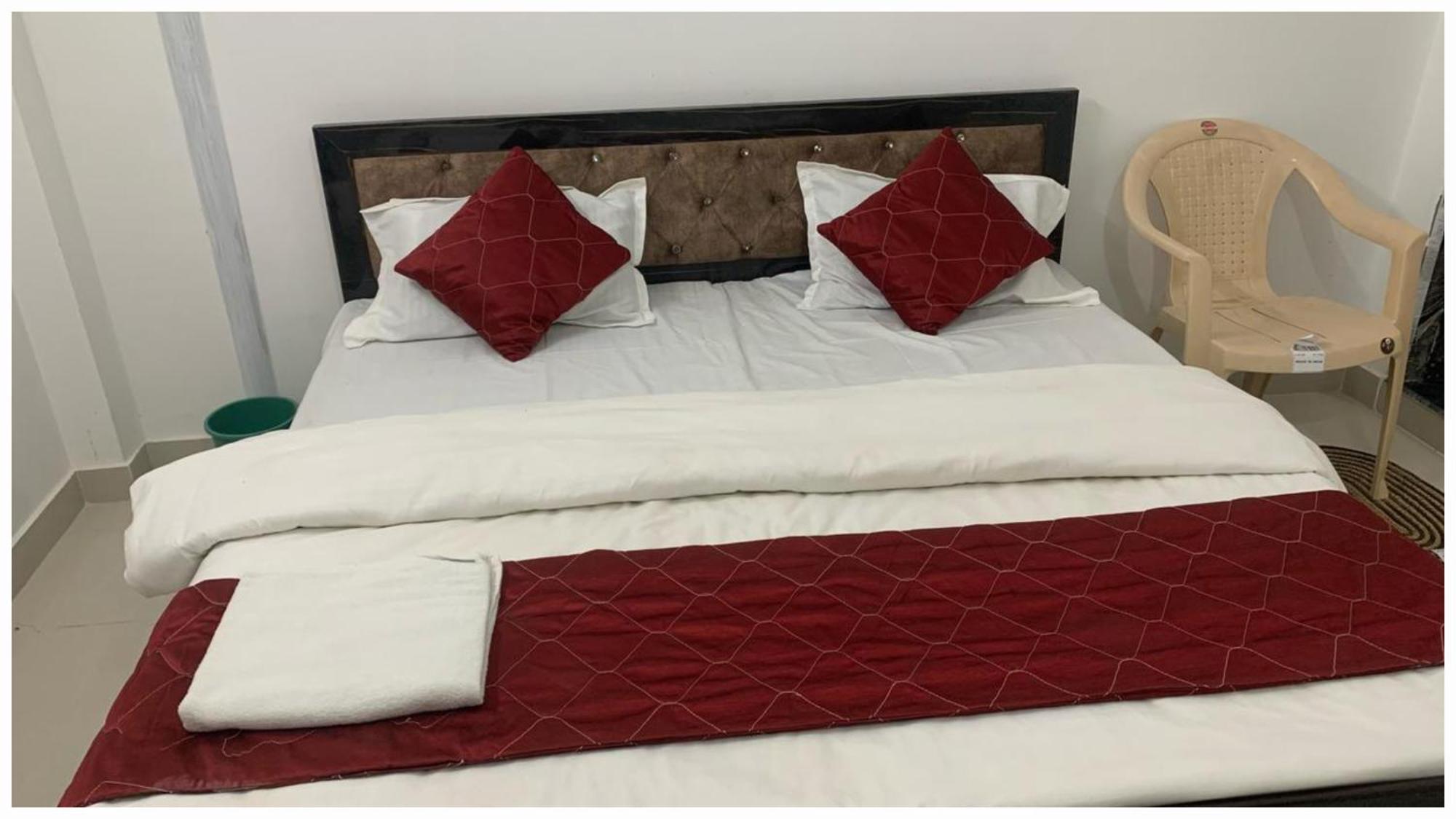 A Premium Kanha Shiva - Near Ghagra River - Dham - In 3* Ayodhya