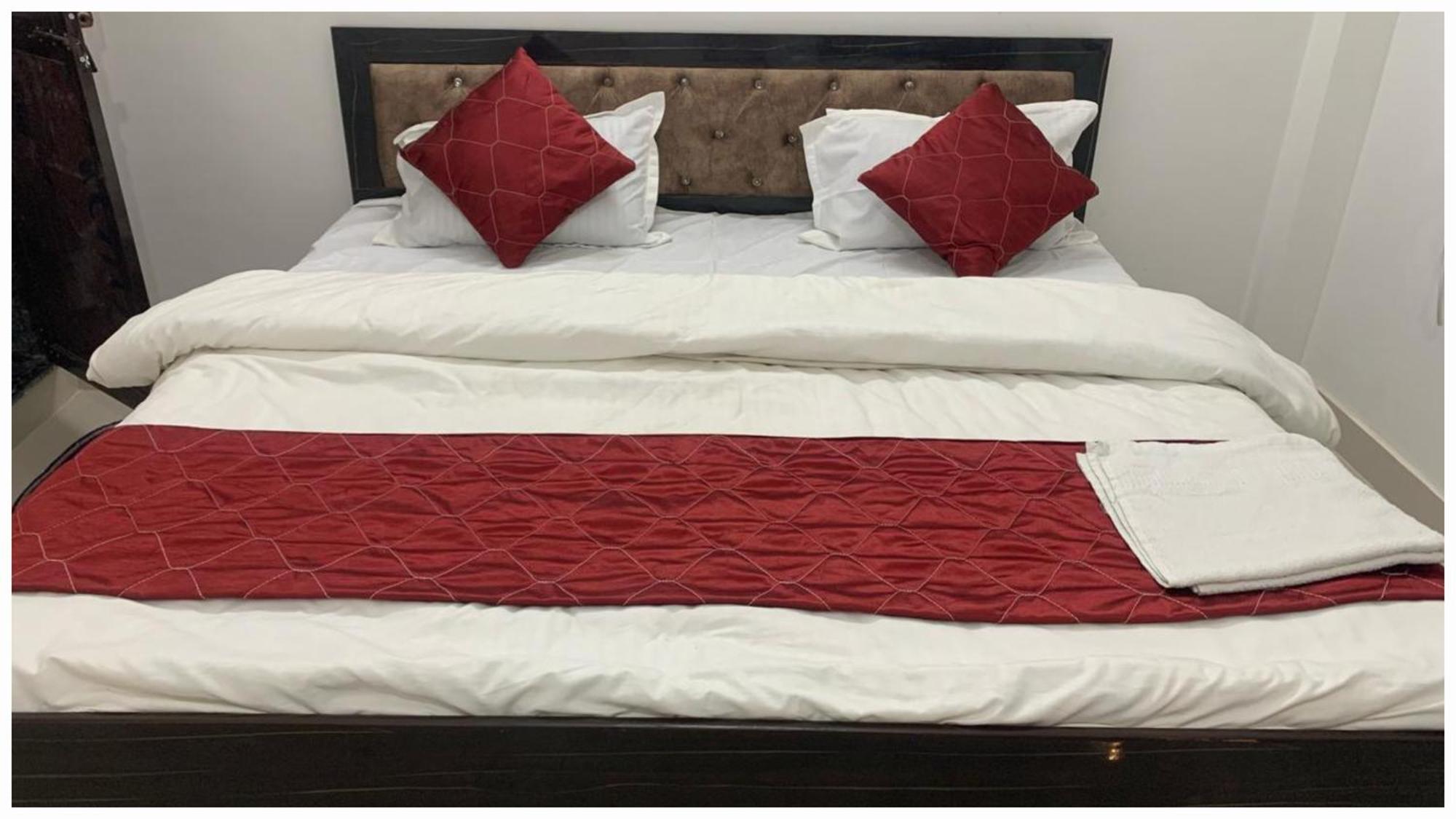 A Premium Kanha Shiva - Near Ghagra River - Dham - In Hotel 3*