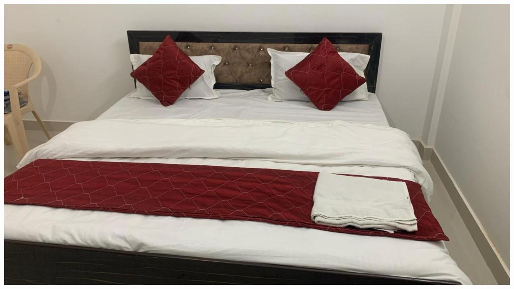 A Premium Kanha Shiva - Near Ghagra River - Dham - In Hotel 3*