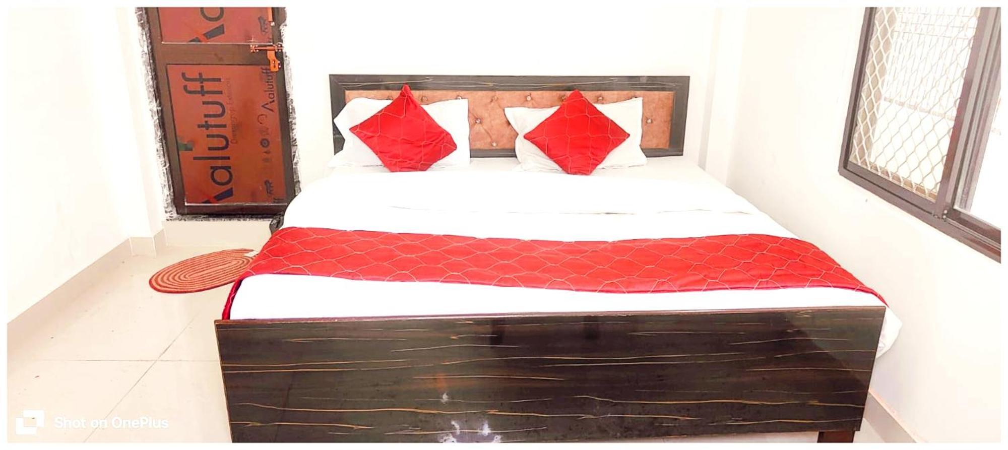 Hotel A Premium Kanha Shiva - Near Ghagra River - Dham - In