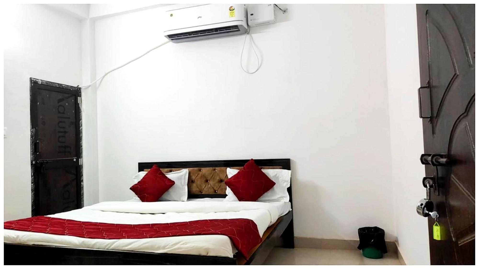 A Premium Kanha Shiva - Near Ghagra River - Dham - In 3* Ayodhya