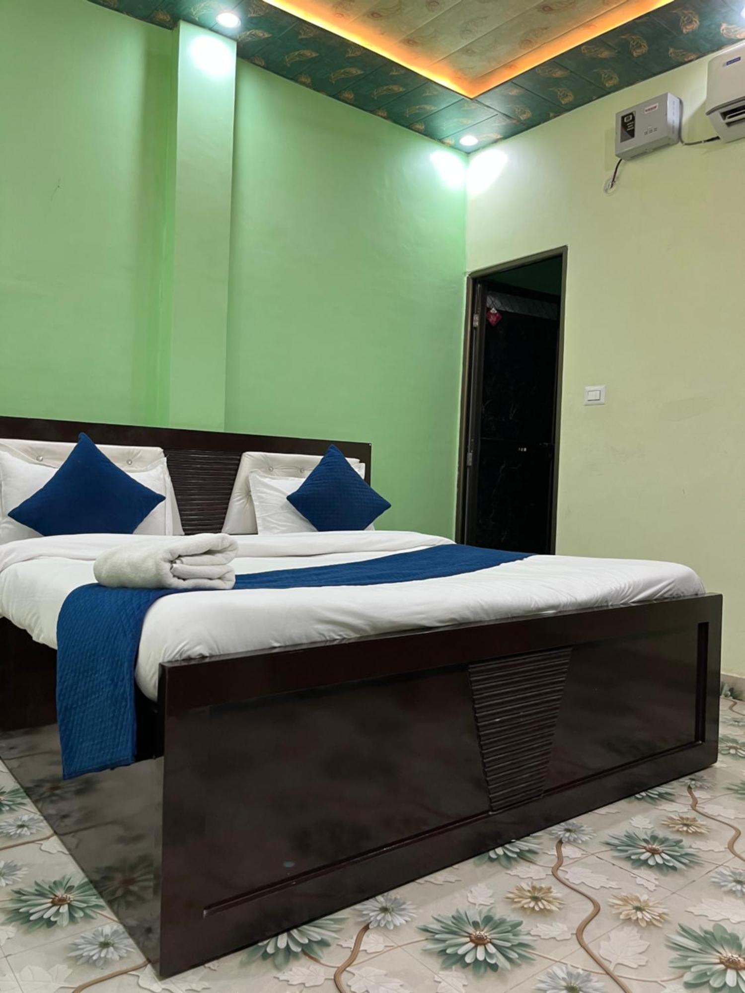 Hotel Aryakulam Palace Ayodhya