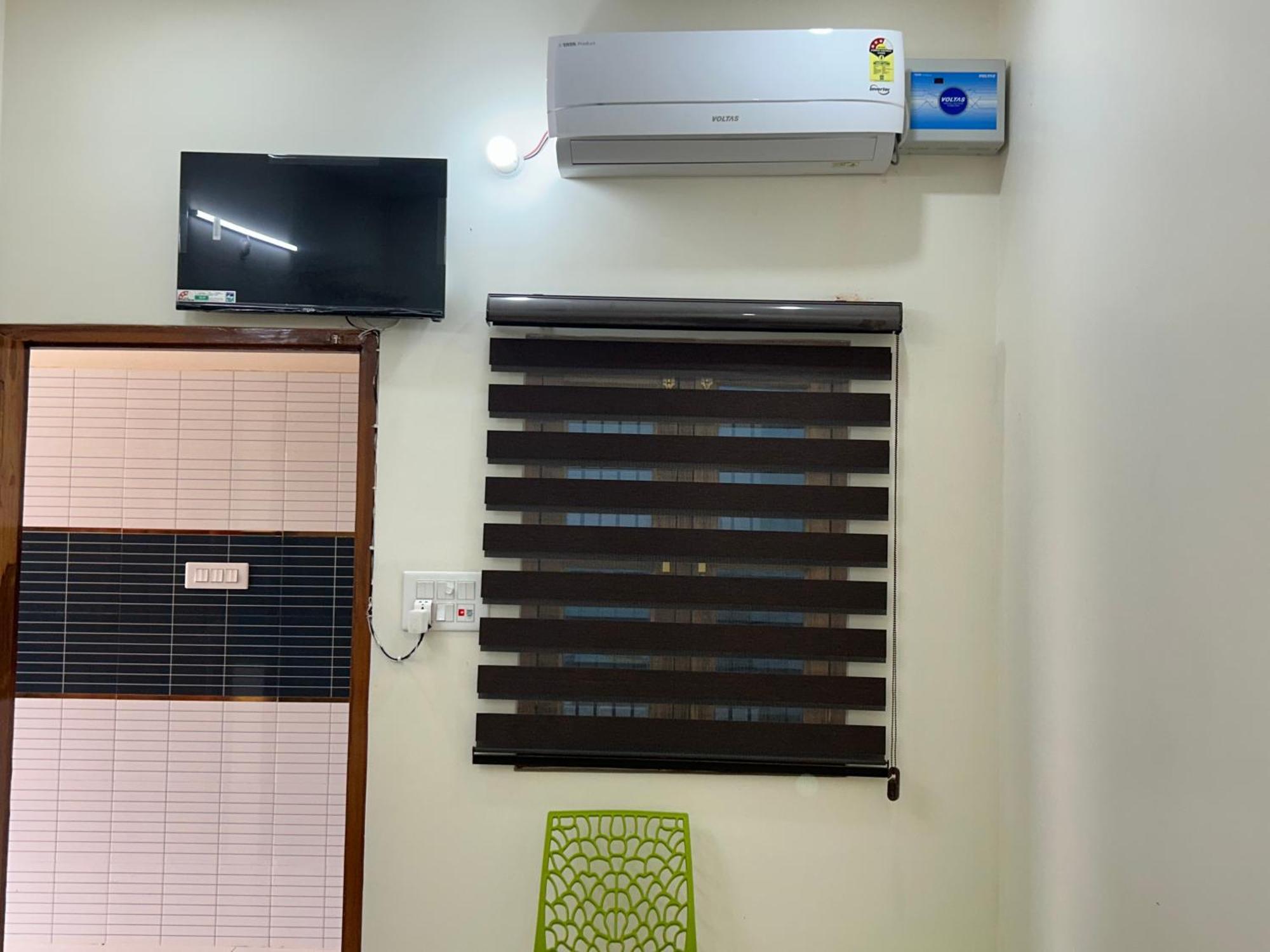 Homestay Kusum Near Ram Mandir Gate 200 -300 Meter , Near Hanuman Gari Mandir, Jain Mandir , Railway Station Goverment Hosiptal , Launch , Breakfast Available, Free Pick Up Dham Railway Station , Airport Pickup ,ayodhya Cant Pickup