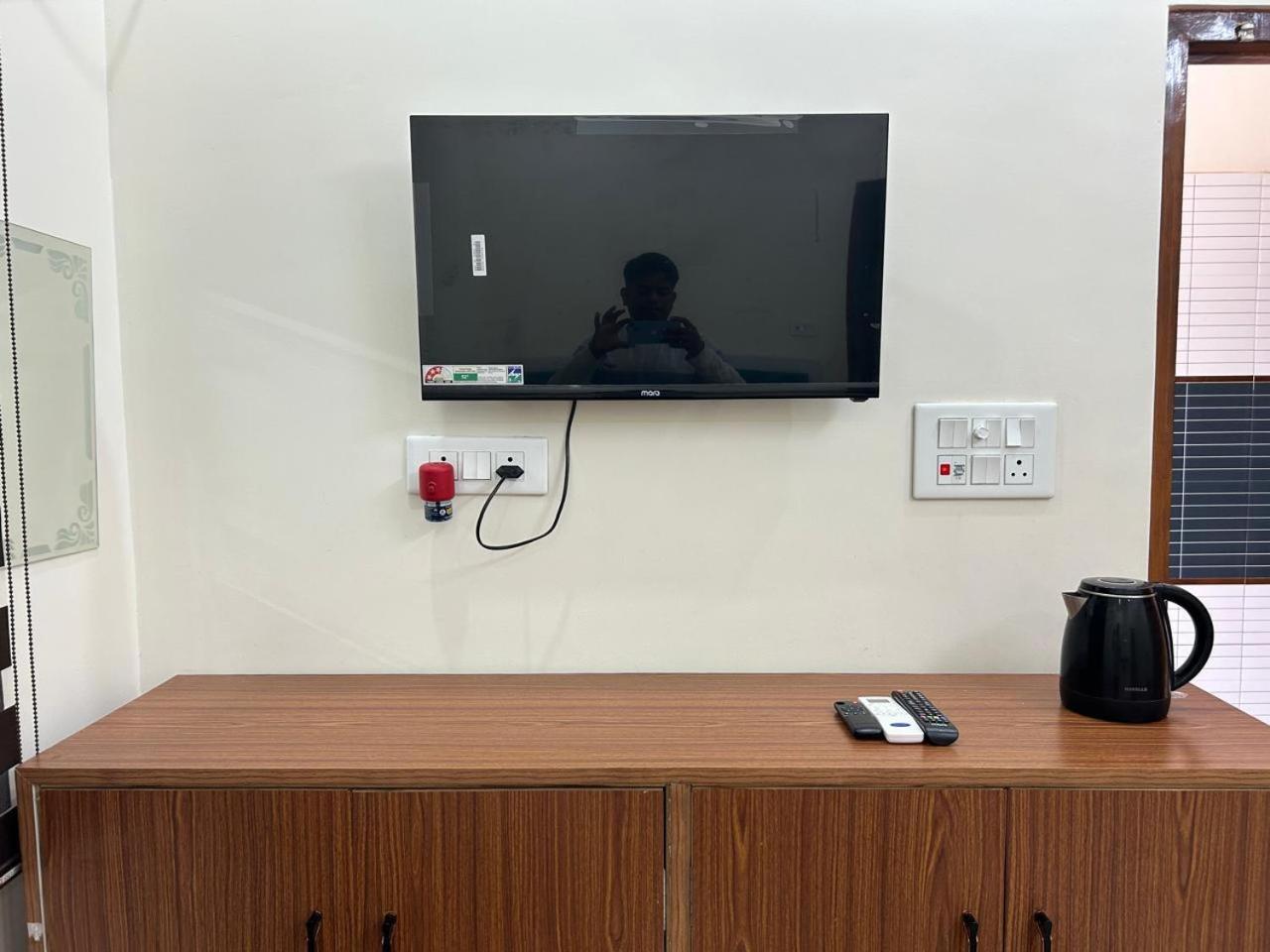 Kusum Near Ram Mandir Gate 200 -300 Meter , Near Hanuman Gari Mandir, Jain Mandir , Railway Station Goverment Hosiptal , Launch , Breakfast Available, Free Pick Up Dham Railway Station , Airport Pickup ,ayodhya Cant Pickup Homestay *