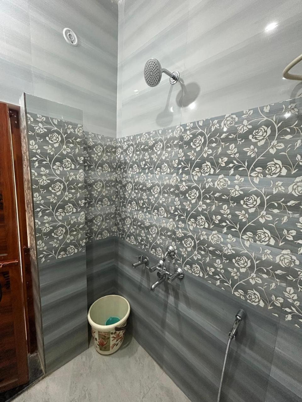 Kusum Near Ram Mandir Gate 200 -300 Meter , Near Hanuman Gari Mandir, Jain Mandir , Railway Station Goverment Hosiptal , Launch , Breakfast Available, Free Pick Up Dham Railway Station , Airport Pickup ,ayodhya Cant Pickup Homestay Ayodhya