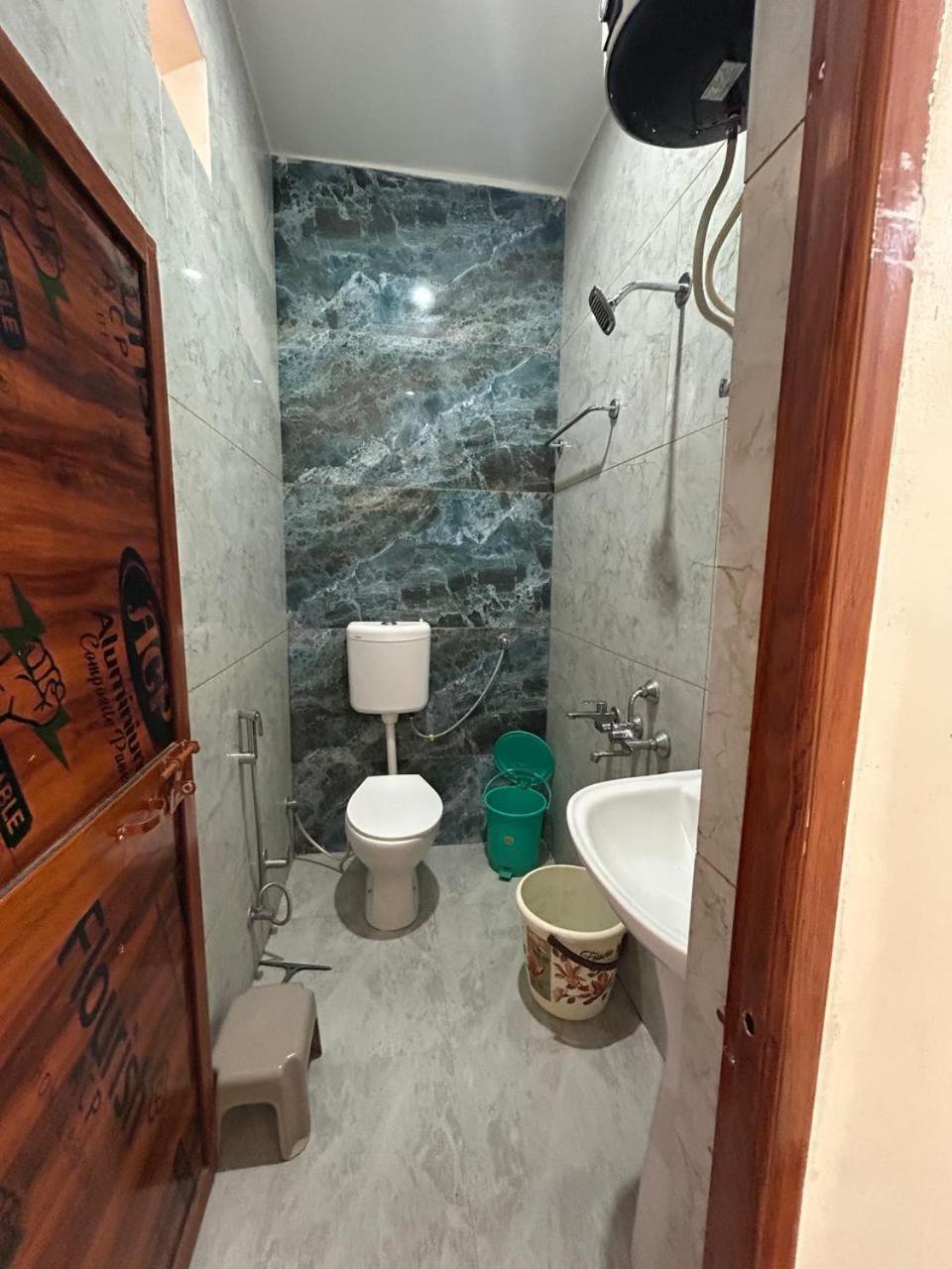 Kusum Near Ram Mandir Gate 200 -300 Meter , Near Hanuman Gari Mandir, Jain Mandir , Railway Station Goverment Hosiptal , Launch , Breakfast Available, Free Pick Up Dham Railway Station , Airport Pickup ,ayodhya Cant Pickup * Ayodhya