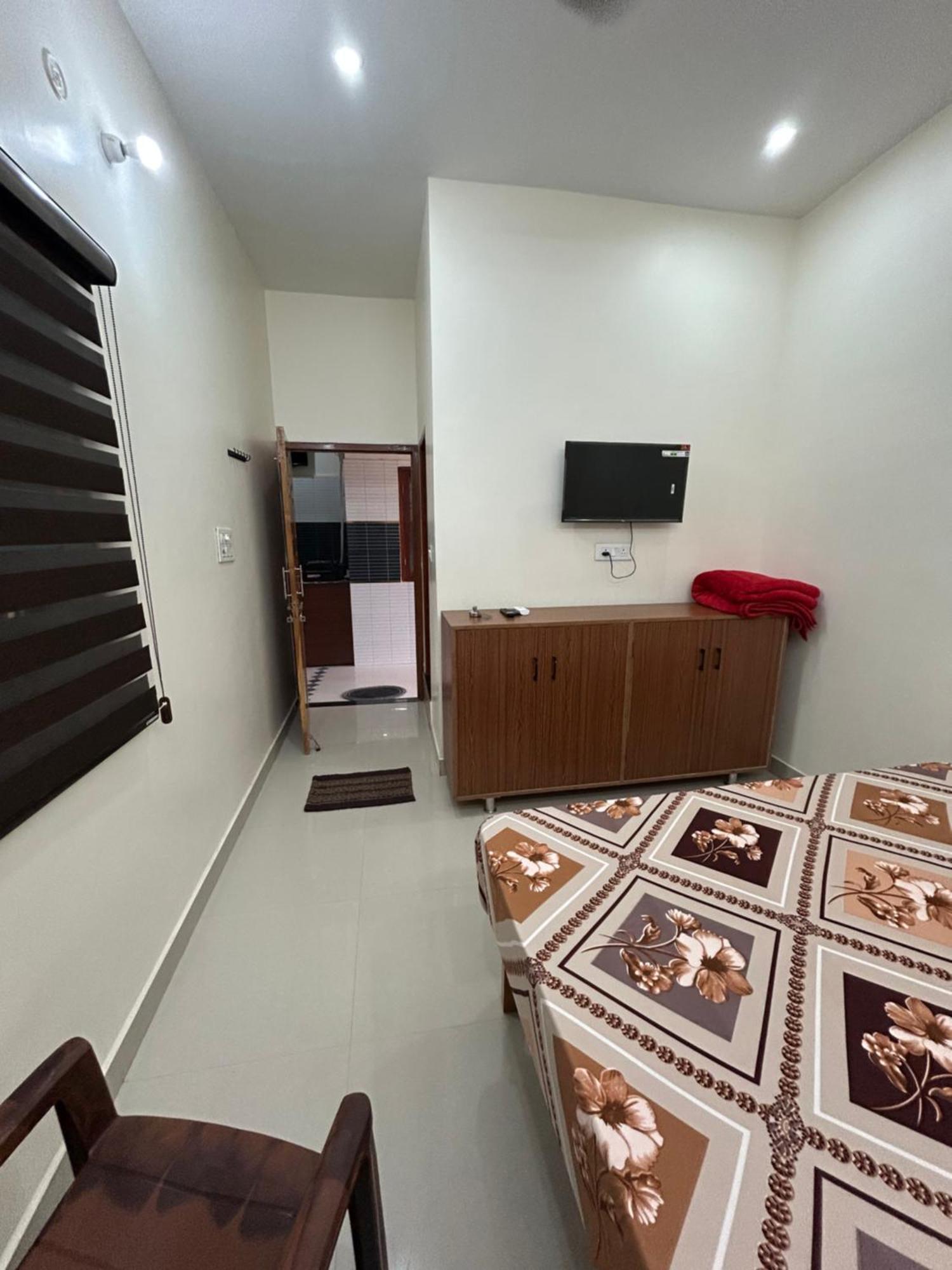 Homestay Kusum Near Ram Mandir Gate 200 -300 Meter , Near Hanuman Gari Mandir, Jain Mandir , Railway Station Goverment Hosiptal , Launch , Breakfast Available, Free Pick Up Dham Railway Station , Airport Pickup ,ayodhya Cant Pickup