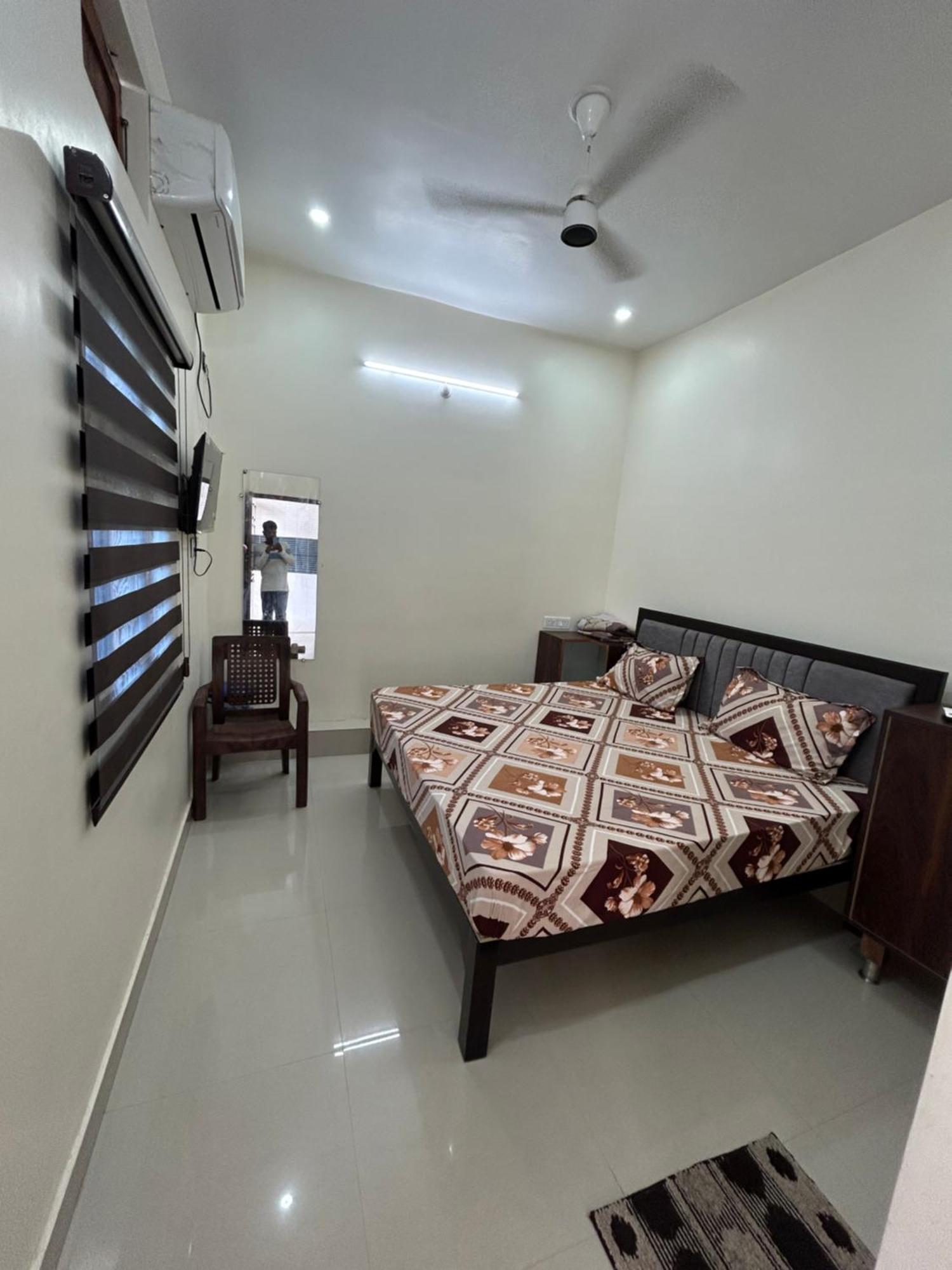 Kusum Near Ram Mandir Gate 200 -300 Meter , Near Hanuman Gari Mandir, Jain Mandir , Railway Station Goverment Hosiptal , Launch , Breakfast Available, Free Pick Up Dham Railway Station , Airport Pickup ,ayodhya Cant Pickup *